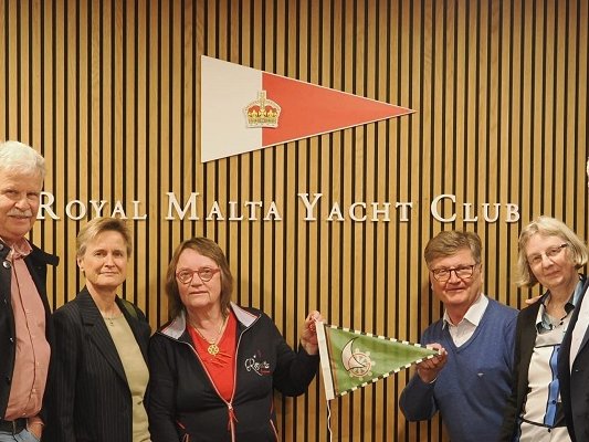 Die Abordnung des Gütersloher Yacht Clubs in den Räumen des Royal Malta Yacht Club in Valletta, Malta. 		Foto: privat