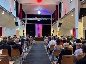 Mit einem festlichen Gottesdienst in der Basilika des Bibeldorfes begann das Nachbarschaftsfest der drei Kirchengemeinden Rietberg, Schloß Holte-Stukenbrock und Verl. 		Foto: Jz