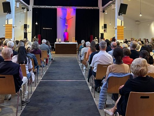 Mit einem festlichen Gottesdienst in der Basilika des Bibeldorfes begann das Nachbarschaftsfest der drei Kirchengemeinden Rietberg, Schloß Holte-Stukenbrock und Verl. 		Foto: Jz