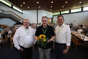 Superintendent Frank Schneider (links) und Michaels Frentrup (rechts) gratulieren Volker Gravemeier zur Wahl zum neuen Assessor des Kirchenkreises Gütersloh.		 Foto: Kirchenkreis Gütersloh/Tobias Isaak