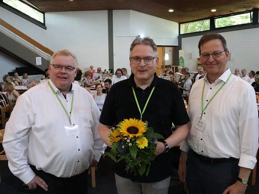 Superintendent Frank Schneider (links) und Michaels Frentrup (rechts) gratulieren Volker Gravemeier zur Wahl zum neuen Assessor des Kirchenkreises Gütersloh.		 Foto: Kirchenkreis Gütersloh/Tobias Isaak