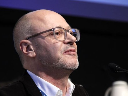 Der juristische Vizepräsident der Evangelischen Kirche von Westfalen, Arne Kupke, hält die Haushaltsrede. Foto: EKvW