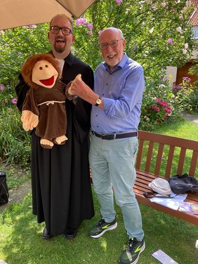 Die Pfarrer Marco Beuermann und Reinhard Paul kamen mit dem „Heiligen Franziskus“ ins Gespräch über den bekannten „Sonnengesang“.  	Foto: privat