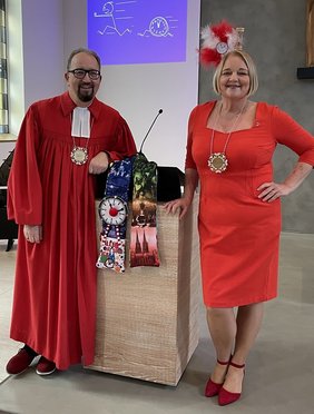 In der Langenberger Friedenskirche beginnt der Karnevals-Gottesdienst mit Gundi Nuphaus und Marco Beuermann um 9.30 Uhr. 	Foto: Privat
