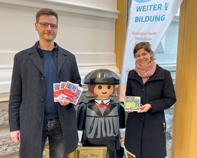 Jonas Riedel, hier mit Sylvia Henselmeyer von der Ev. Erwachsenenbildung im Kirchenkreis Gütersloh, wird am 12. März 2026 zum Thema „Autismus in unserer Mitte“ referieren. 		Foto: KKGT/Ulla Rettig