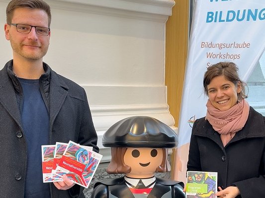 Jonas Riedel, hier mit Sylvia Henselmeyer von der Ev. Erwachsenenbildung im Kirchenkreis Gütersloh, wird am 12. März 2026 zum Thema „Autismus in unserer Mitte“ referieren. 		Foto: KKGT/Ulla Rettig