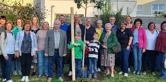 Pflanzaktion im Garten des Gemeindehauses mit dem Presbyterium und der Delegation aus Matiši im vergangenen Jahr.		Foto: bst