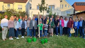 Pflanzaktion im Garten des Gemeindehauses mit dem Presbyterium und der Delegation aus Matiši im vergangenen Jahr.		Foto: bst