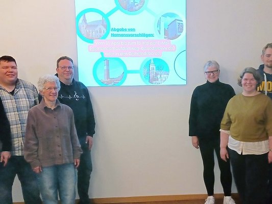 Volker Gravemeier (von links), Stefan Prill, Ulla Loewner, Karsten List, Petra Grosser, Nicole Hoffmann, Janik Brinkkötter und Anja Meitsch kümmern sich während des Fusionsprozesses der fünf evangelischen Kirchengemeinden im Bielefelder Süden um die Öffentlichkeitsarbeit. Sie sind damit auch Teil des Strukturausschusses.		Foto: fra