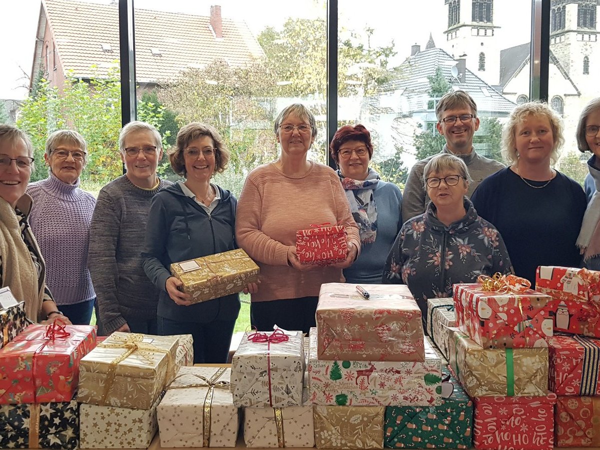 Bei der Sammlung im Gemeindehaus (v.i.): Gudrun Hegel, Irmgard Brost, Marianne Grothues, Birgit Strothenke, Dorothea Großmann, Barbara Andrzejczyk, Dagmar Uhrmacher, Markus Samland, Heike Abelmann und Helma Pohlmann. 		 Foto: Patrick Strothenke