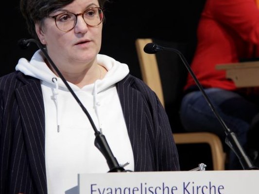 Redete der Synode eindrücklich ins Gewissen: Nancy Janz, Betroffene und Mitglied im Beteiligungsforum Sexualisierte Gewalt der EKD. Foto: EKvW