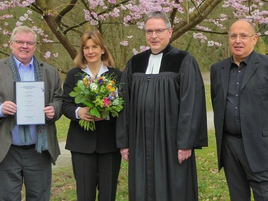Frank Schneider, Volker Gravemeier und Reinhard Bogdan (v.l.) gratulierten Dorothea Bödeker-Schenk zum Ehrentitel Kirchenmusikdirektorin.	Foto: privat