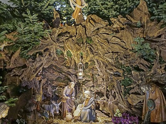 Umgeben von einer eindrucksvollen Naturkulisse gibt es in der Krippe in der Glandorfer St. Johannis-Kirche viele Details zu entdecken. 		Foto: privat