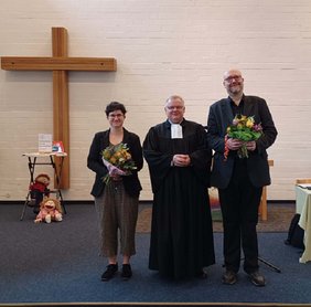 Im Gottesdienst zur Synode führte Superintendent Frank Schneider (Mitte) Pfarrerin Mandy Liebetrau (Wadersloh) und Sven Besserdich (Sennestadt) offiziell in den KSV ein. Beide sind schon seit einiger Zeit Mitglieder im Kreissynodalvorstand (KSV) und erhielten nun Gottes Segen für ihre ehrenamtliche Tätigkeit dort. 		Foto: KKGT/fra