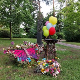 Ein Gottesdienst und Mitmachangebote erinnern am 12. Juli daran, dass das Sternenkinder-Grabfeld vor 25 Jahren eingerichtet wurde. 		Fotos: privat