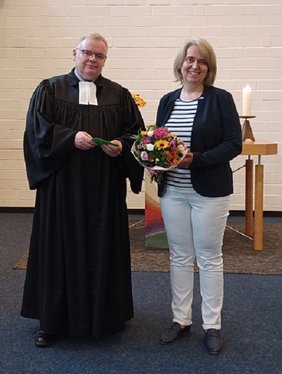 Kreiskantorin Anne Engelbert-Riepe hat den Kirchenkreis verlassen. Den Synoden-Gottesdienst an der Orgel zu begleiten, war ihre letzte Amtshandlung. Superintendent Frank Schneider dankte ihr für ihr Engagement und segnete sie für ihren weiteren Lebensweg. 		Foto: KKGT/fra