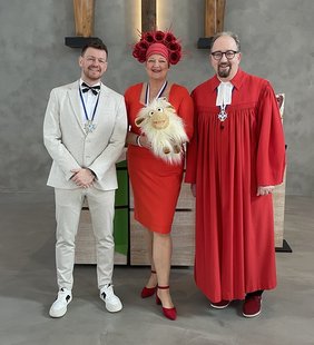 In der Wiedenbrücker Kreuzkirche gestalten (v.l.) Robin Beckmann, Gundi Nuphaus und Marco Beuermann den Karnevalsgottesdienst. 		Foto: privat