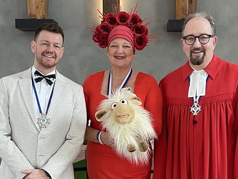 In der Wiedenbrücker Kreuzkirche gestalten (v.l.) Robin Beckmann, Gundi Nuphaus und Marco Beuermann den Karnevalsgottesdienst. 		Foto: privat