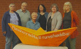 Damit kein Mensch vergessen wird, organisieren sie Gedenkfeier für auf der Flucht Verstorbene (von li.): Heidi Dawson, Ernst Klinke, Stefan Salzmann, Birgit Hötte-Janke, Erika Engelbrecht und Anne Haverland		Foto: privat