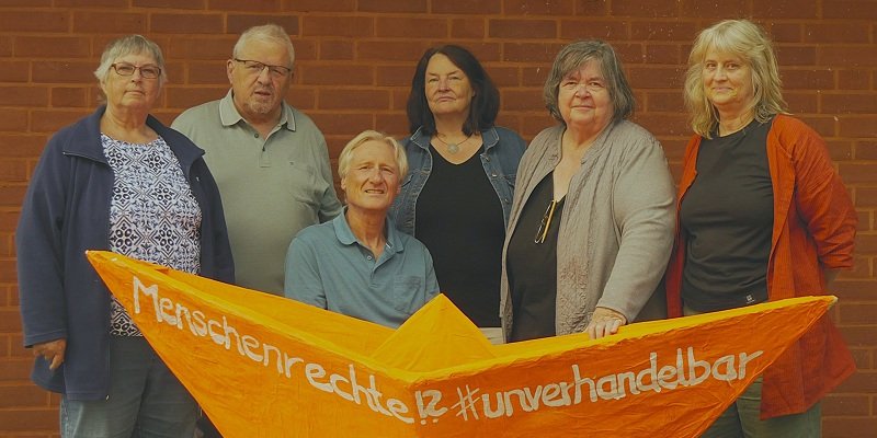 Damit kein Mensch vergessen wird, organisieren sie Gedenkfeier für auf der Flucht Verstorbene (von li.): Heidi Dawson, Ernst Klinke, Stefan Salzmann, Birgit Hötte-Janke, Erika Engelbrecht und Anne Haverland		Foto: privat