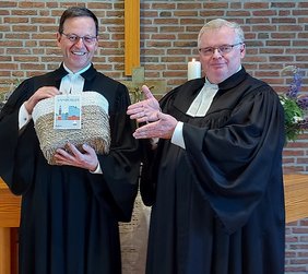 Superintendent Frank Schneider entpflichtete Pfarrer Michael Frentrup von seinem Dienst in der Kirchengemeinde Gütersloh.