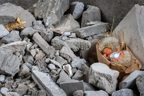 "Krippe im Schutt - Zerfall und Hoffnung" - Installation der Künstlerin Simone Thieringer, Telgte. Fotos: Stephan Kube, Greven