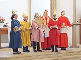 Sternsinger des pastoralen Raumes Bielefeld überbrachten ökumenische Segenswünsche.