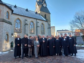 1.	Die 15 ehrenamtlichen Mitglieder der Gemeindeleitung freuen sich mit dem Interprofessionellen Pastoralteam darauf, nach der Strategiearbeit die neue Gemeinde nun mit Leben zu füllen. Das Pastoralteam (in Talaren, v.l.): Matthias Dreier (Quelle), Frieder Osing (Gastdienst), Diakonin Birgit Wolf (Sennestadt), Superintendent Frank Schneider, Volker Gravemeier (Sennestadt), Nicole Hoffmann (Senne), Dorothee Seredszus (Senne), Diakonin Melanie Henke (Quelle und Ummeln), Stefan Prill (Ummeln) und Claudia Boge-Grothaus (Brackwede). 		Fotos: fra
