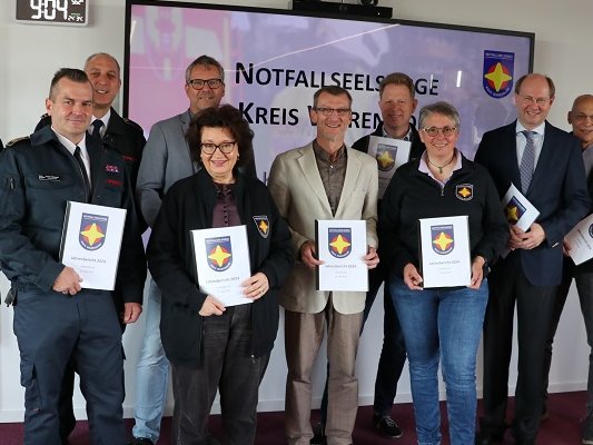 Bei der Übergabe des Jahresberichts der Notfallseelsorge (v. l.): Andrea Mersch-Schneider, Patrik Hillebrand, Jens Holtkötter, Michael Frerich, Alexandra Hippchen, Ralf Holtstiege, Martin Remke, Magdalene Brockhinke, Landrat Dr. Olaf Gericke, Martin Kofoth und Kreisdirektor Dr. Stefan Funke. 		Foto: Kreis Warendorf