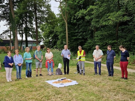Das Agapemahl auf einer Wiese war ein besonderer Höhepunkt während des ökumenischen Pilgertages.		Foto: privat