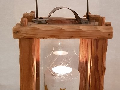 Dies Laterne wird Fenster zu Fenster weitergegeben. 		Foto: bst