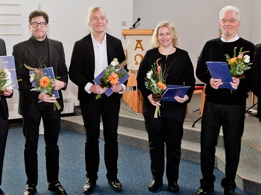 Die Jubilare (v. l.): Martin Stork, Michael Brödel und Martin Schmidt (50 Jahre), Simone Kramer-Joecks (40 Jahre), Joachim Bermpohl (25 Jahre) und Landesposaunenwart Ulrich Dieckmann. 		Foto: Krinke-Fotografie