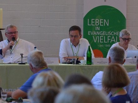 Blick auf das Podium mit (von links) Superintendent Frank Schneider, Assessor Michael Frentrup, Scriba Karin Brunken und Verwaltungsleitung Susanne Janson		Foto: Kirchenkreis Gütersloh/Tobias Isaak