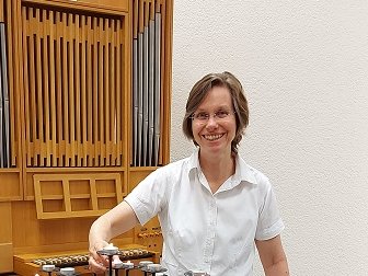 Pfarrerin Elisabeth Biermann hat die Umgestaltung der Gefängniskapelle wesentlich mitgestaltet. Der Kerzenbaum wurde in der anstaltseigenen Schlosserei hergestellt. Er bietet in den Gottesdiensten, die sie und ihre Kolleg:innen dort gestalten, den Gottesdienstbesuchern die Möglichkeit, fürbittend Kerzen anzuzünden. 		Foto: fra