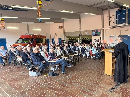 Der Gottesdienst im Gerätehaus des Löschzuges Herzebrock stand unter dem Motto „Du bist ein Segen! – Helfer in Not“.		 Foto: Chiara Braunsmann