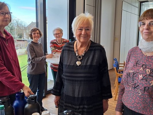 Karla Domke, Barbara Löcherbach, Elke Brink (vorne), Birgit Strohenke und Annegret Eikholt (hinten) werden auch bei „Rheda erblüht“ wieder für ein Kaffeetrinken in gemütlicher Runde sorgen. 		Foto: Charlotte Schweer