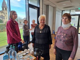 Karla Domke, Barbara Löcherbach, Elke Brink (vorne), Birgit Strohenke und Annegret Eikholt (hinten) werden auch bei „Rheda erblüht“ wieder für ein Kaffeetrinken in gemütlicher Runde sorgen. 		Foto: Charlotte Schweer