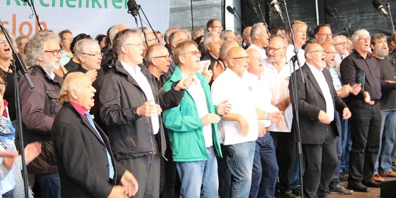 Beim Kreiskirchentag 2017 bildeten Sänger*innen aus dem ganzen Kirchenkreis einen großen Gospelchor. 		Foto: Archiv KKGT