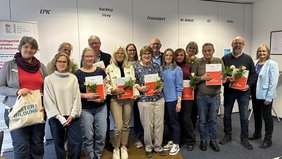 Stefan Stricker und Frederike Prisett von der Stiftung Deutsche Schlaganfall-Hilfe, Anke Fuchs von der Diakonie Gütersloh und Maxie Kordes von der Ev. Erwachsenenbildung im Ev. Kirchenkreis Gütersloh gratulieren den Absolventinnen und Absolventen der Ausbildung zum ehrenamtlichen Schlaganfall-Helferinnen und -Helfer. 	Foto: Stiftung Deutsche Schlaganfallhilfe