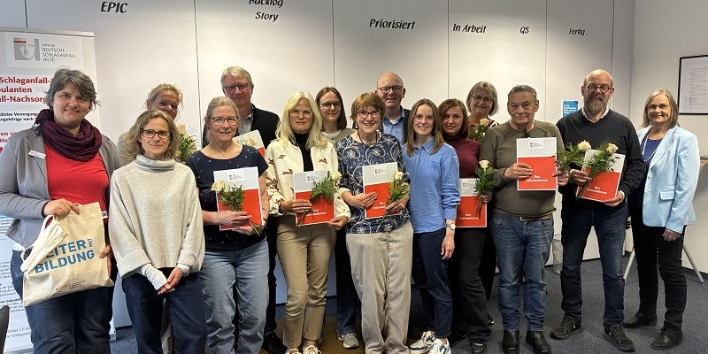 Stefan Stricker und Frederike Prisett von der Stiftung Deutsche Schlaganfall-Hilfe, Anke Fuchs von der Diakonie Gütersloh und Maxie Kordes von der Ev. Erwachsenenbildung im Ev. Kirchenkreis Gütersloh gratulieren den Absolventinnen und Absolventen der Ausbildung zum ehrenamtlichen Schlaganfall-Helferinnen und -Helfer. 	Foto: Stiftung Deutsche Schlaganfallhilfe
