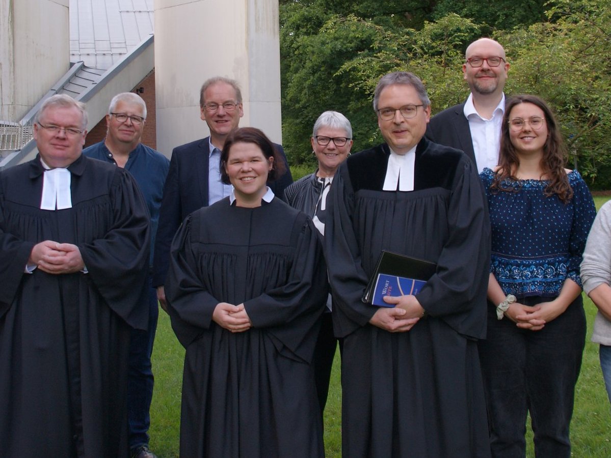 Das Presbyterium der Ev. Kirchengemeinde Sennestadt beim Abschied von Nicole Hoffmann (Mitte): Anja Meitsch, Frank Schneider, Martin Porck, Dieter Haase, Petra Grosser, Volker Gravemeier, Sven Besserdich, Janina Schmitz und Karin Hoffmann (v.l.). 		Foto: KKGT/Frauke Brauns