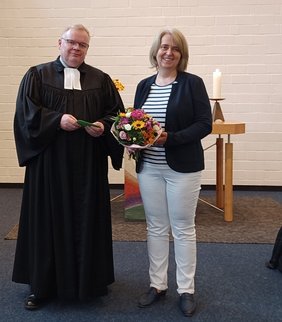 Im Gottesdienst zu Beginn der Kreissynode verabschiedete Superintendent Frank Schneider Kreiskantorin Anne Engelbert-Riepe.		Foto: fra