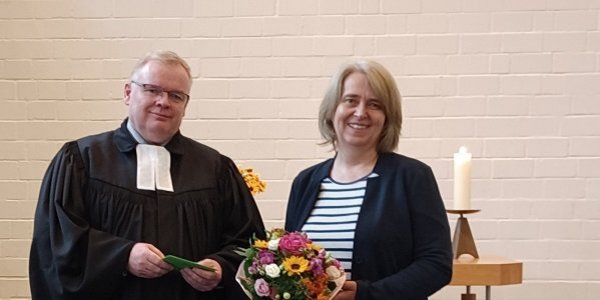 Im Gottesdienst zu Beginn der Kreissynode verabschiedete Superintendent Frank Schneider Kreiskantorin Anne Engelbert-Riepe.		Foto: fra