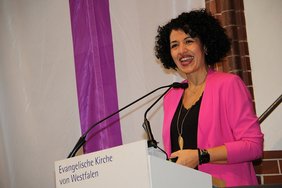 Sarah Vecera referiert auf westfälischer Landessynode über den Weg zu einer rassismussensiblen Kirche. Foto: EKvW