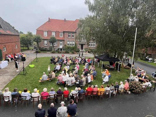 Rund 250 Menschen aus den fünf Gemeinden der Westregion feierten einen gemeinsamen Gottesdienst auf Hof Plümpe.		Foto: privat