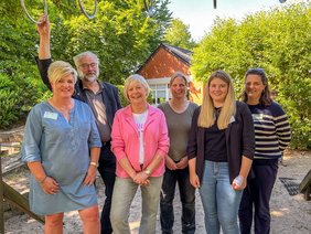 Ziehen nicht nur bei der Koordination der Kinderschutzwoche an einem Strang (v. l.): Silke Mühlenweg, Pastor Christoph Freimuth, Nicole Niegel, Manuela Kleingünther, Sophia Maria Wilden und die Kinderschutzbeauftragte Frederike Laustroer. Foto: KKGT