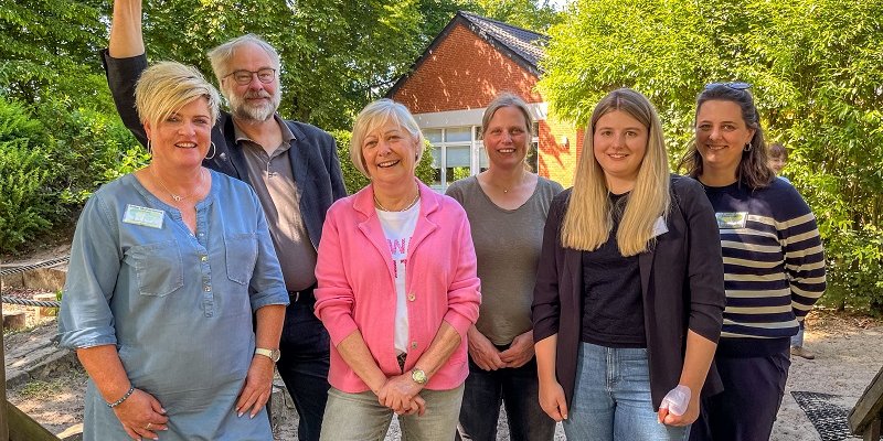 Ziehen nicht nur bei der Koordination der Kinderschutzwoche an einem Strang (v. l.): Silke Mühlenweg, Pastor Christoph Freimuth, Nicole Niegel, Manuela Kleingünther, Sophia Maria Wilden und die Kinderschutzbeauftragte Frederike Laustroer. Foto: KKGT