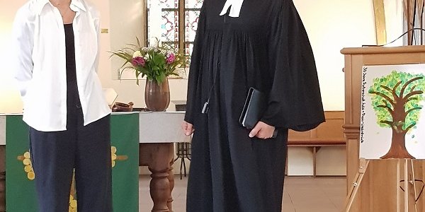 Die Leiterin der Sonntagsschule in Matiši Kristine Daiga und Pfarrer Arturs Töws im Partnerschaftsgottesdienst in der Ev. Stadtkirche Rheda.		 Foto: bst