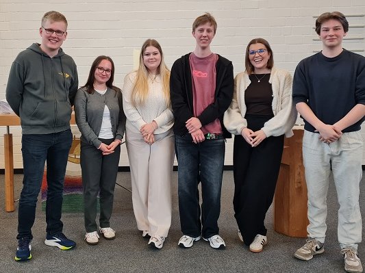 Der neue Vorstand der Kinder- und Jugendvertretung im Ev. Kirchenkreis Gütersloh (v.l.): Niklas Schmitz, Haley Vollmer, Patricia Witt, Jaako Hornberg, Jana Plöger und Hauke Dieckhoff (es fehlt Kai Wilsins, der in Abwesenheit gewählt wurde). 	Foto: KKGT 