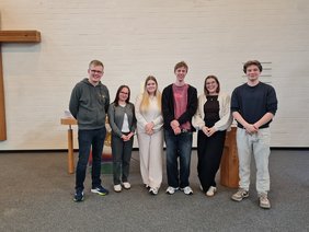 Der neue Vorstand der Kinder- und Jugendvertretung im Ev. Kirchenkreis Gütersloh (v.l.): Niklas Schmitz, Haley Vollmer, Patricia Witt, Jaako Hornberg, Jana Plöger und Hauke Dieckhoff (es fehlt Kai Wilsins, der in Abwesenheit gewählt wurde). 	Foto: KKGT 